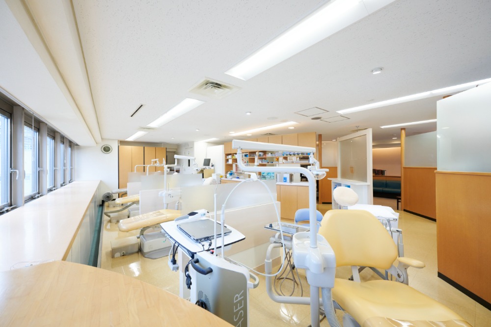 診療室(歯科用ユニット4台)